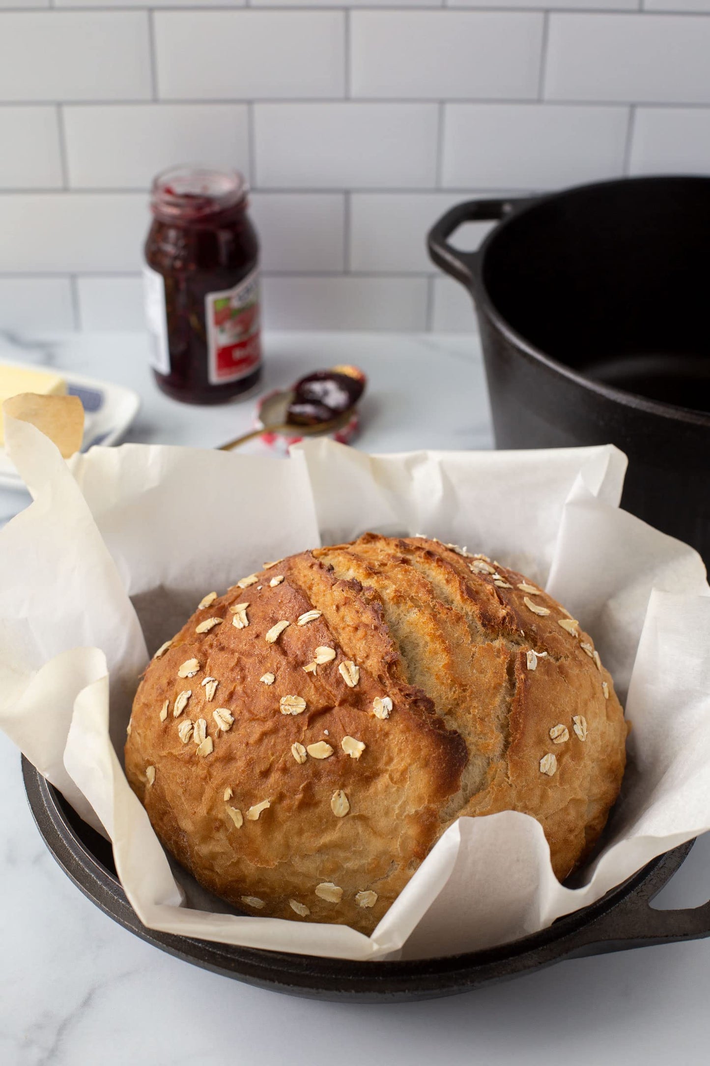 - Lodge L8DD3 4.73 litre / 5 quart Pre-Seasoned Cast Iron Double Dutch Oven -