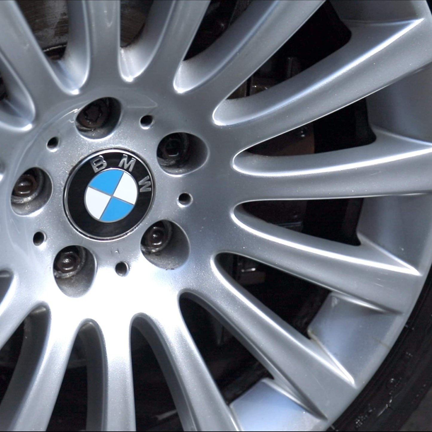 Auto Xpert Bleeding Wheels | 500ml | Fast Acting Car Wheel Cleaner | Extreme Iron Contamination Fallout Remover | pH Neutral | Safe on All Vehicle Surfaces | Alloy Wheel Cleaner | Easy To Use