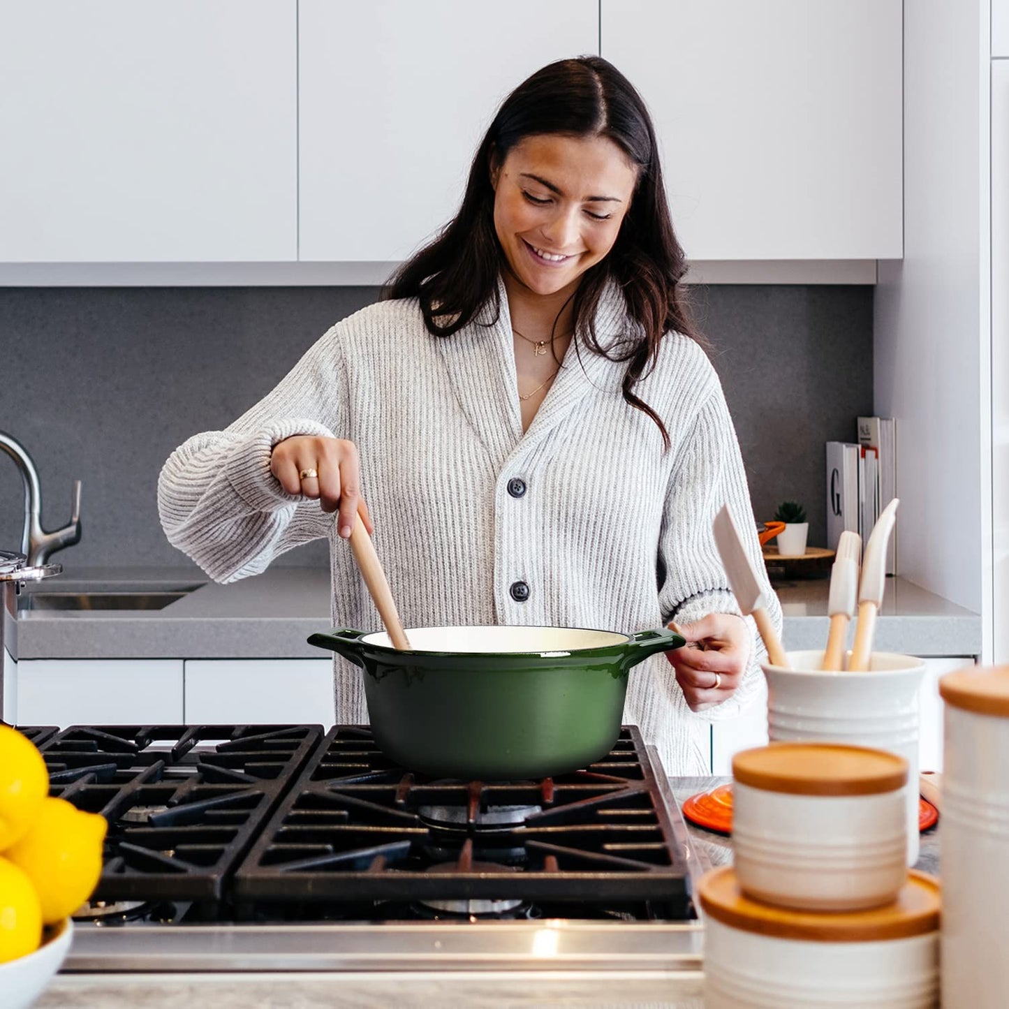 - Navaris Cast Iron Casserole Dish with Lid | 24cm Round Dutch Oven Pot -