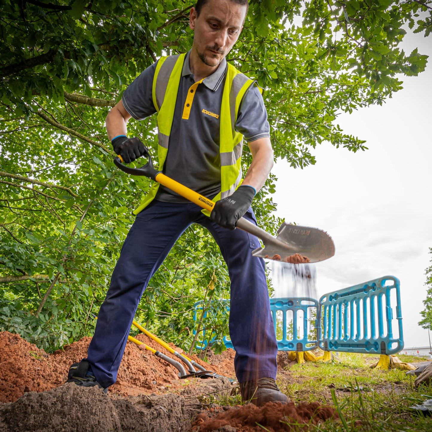 - Roughneck ROU68010 | Round Pointed | For Digging | Mini Shovel 880mm/34½" -