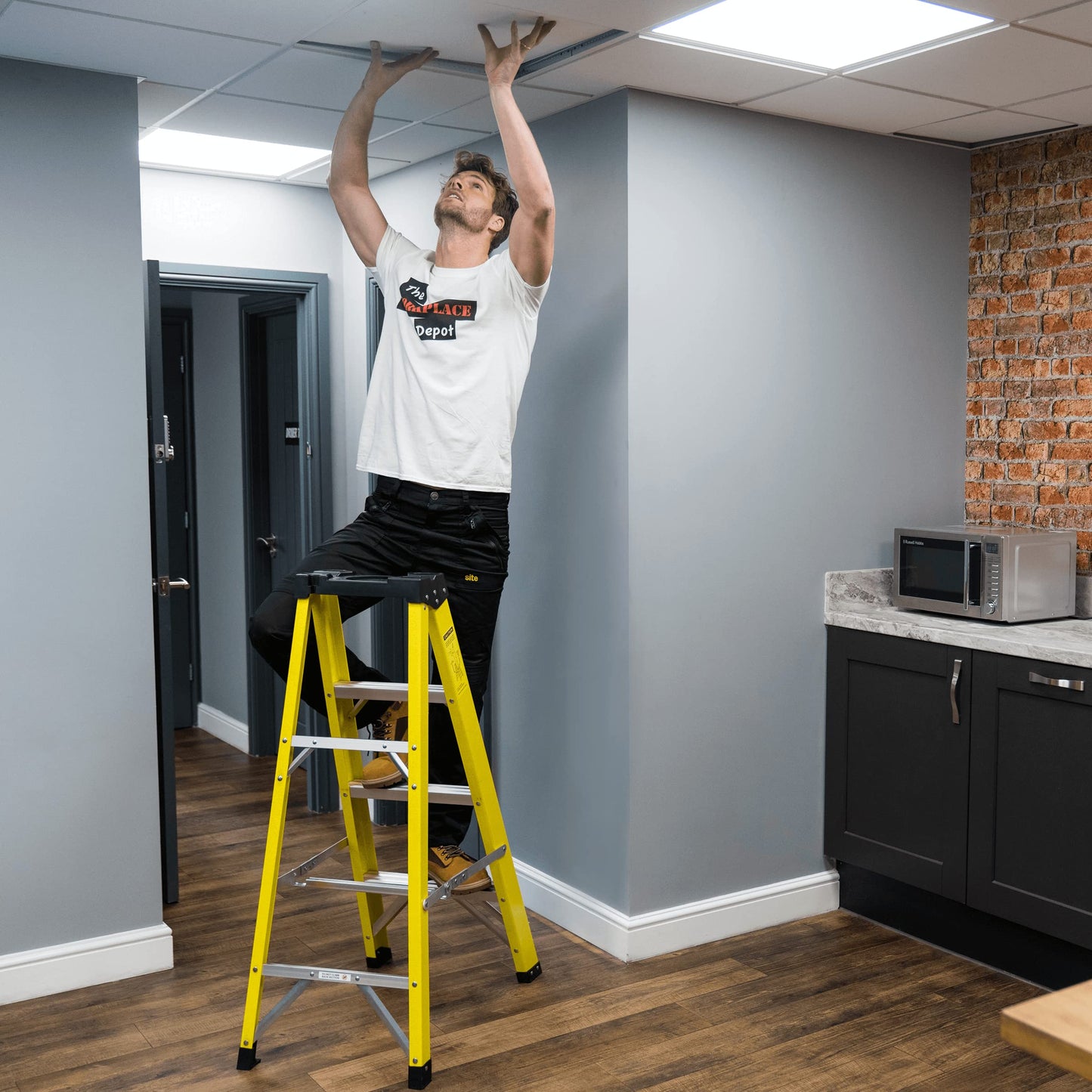 4 Tread Small Fibreglass Step Ladder, Heavy Duty EN131, Weather Proof Stepladder for Painting, Decorating & Electricians Yellow