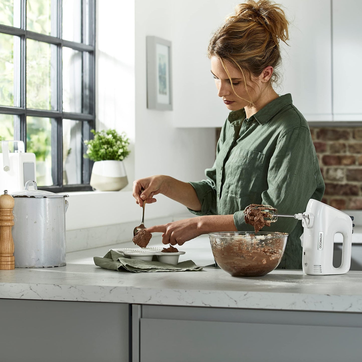 - Kenwood Hand Mixer | Electric Whisk | 5 Speeds | Stainless Steel Kneaders and Beaters | 450 W -