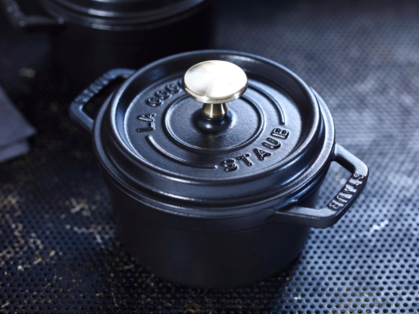 - STAUB Cast Iron Roaster/Cocotte | Round, 14 cm | 0.8 L | Black -
