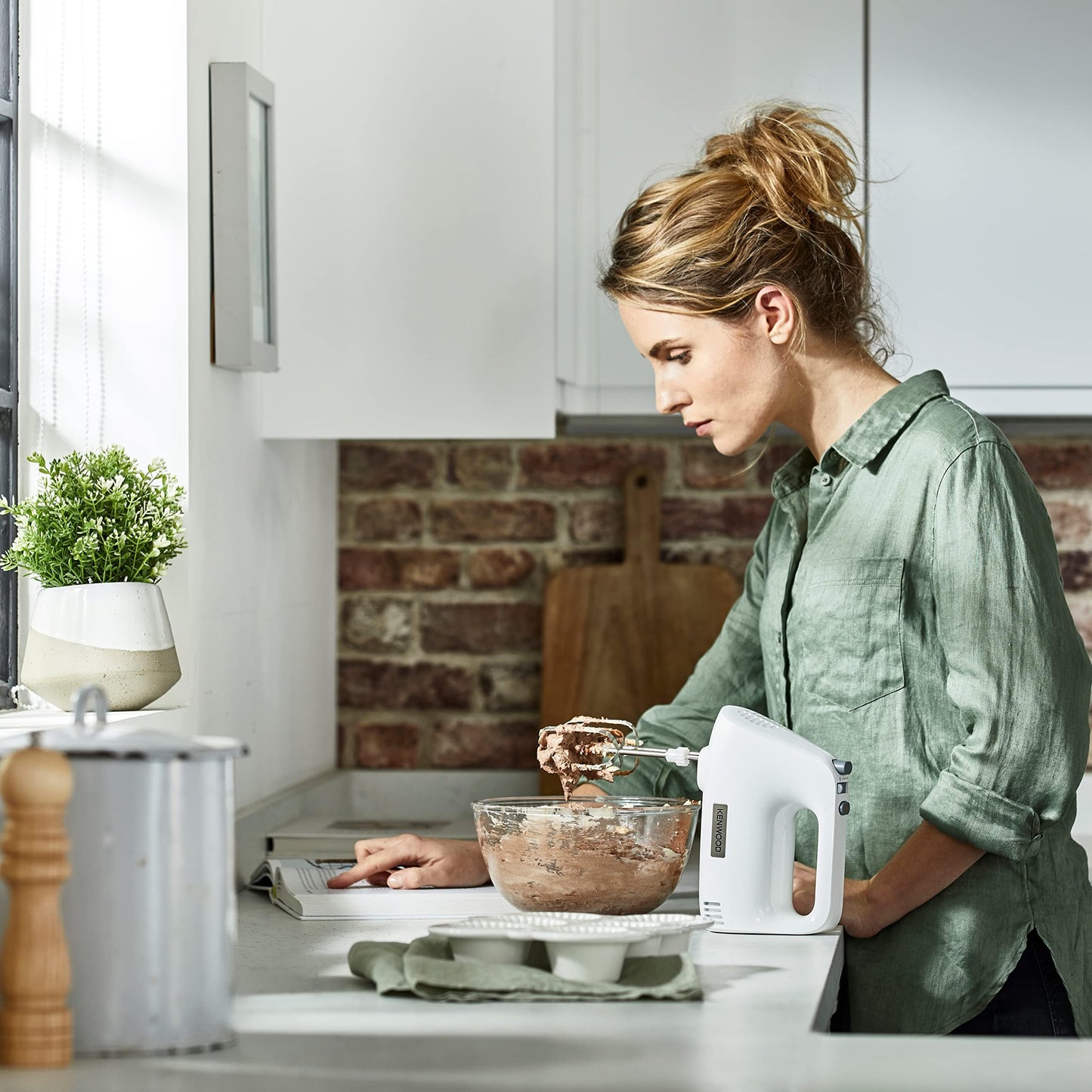 - Kenwood Hand Mixer | Electric Whisk | 5 Speeds | Stainless Steel Kneaders and Beaters | 450 W -