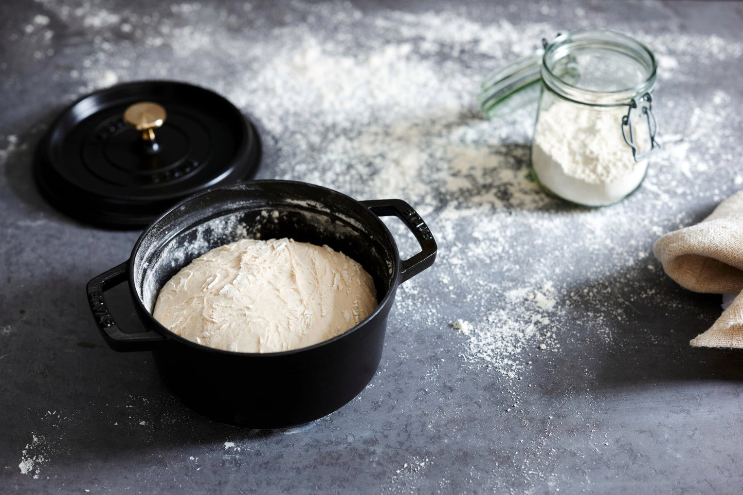 - STAUB Cast Iron Roaster/Cocotte | Round, 14 cm | 0.8 L | Black -