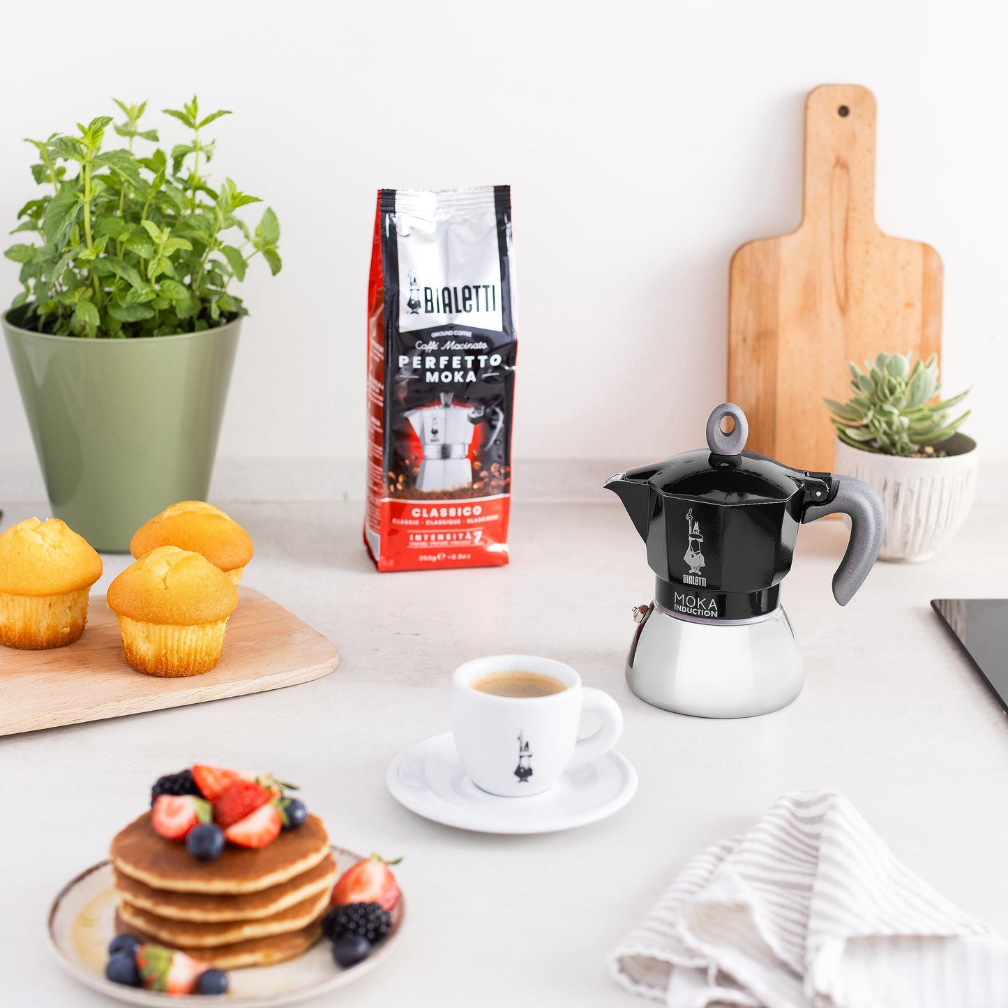 Bialetti - Moka Induction, Moka Pot, Suitable for All Types of Cookers, 4 Cups of Espresso (150ml), Black