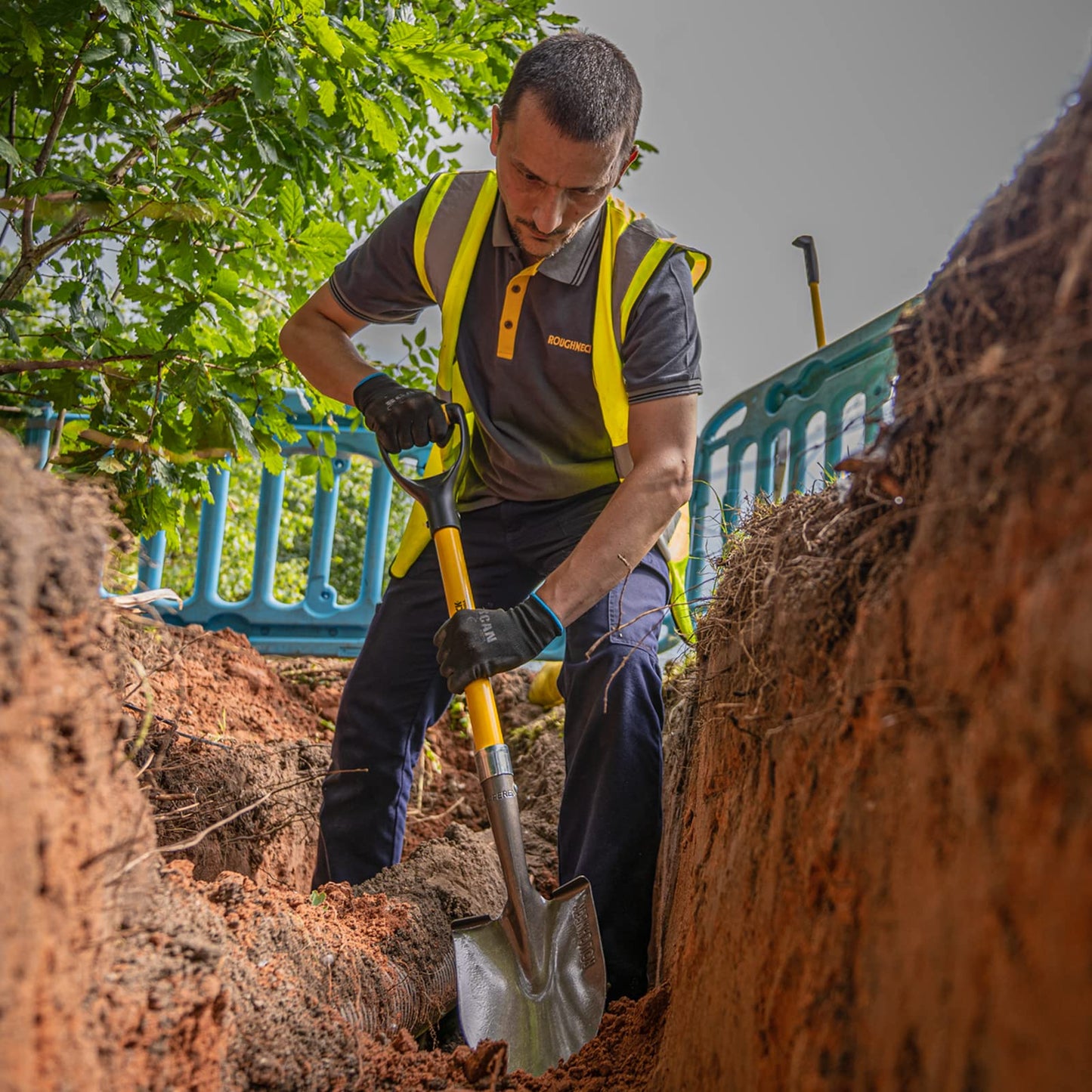 - Roughneck ROU68010 | Round Pointed | For Digging | Mini Shovel 880mm/34½" -