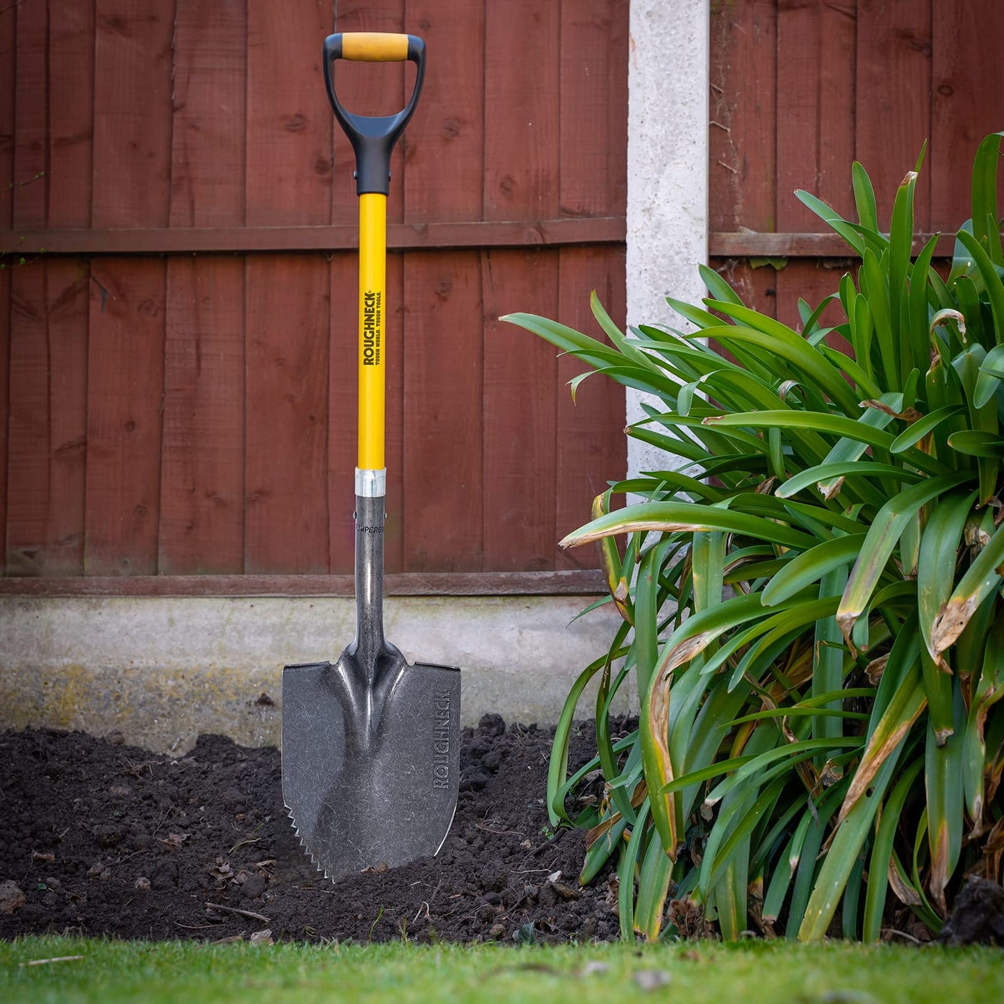 - Roughneck Serrated Edge Shovel 1070mm/42 -