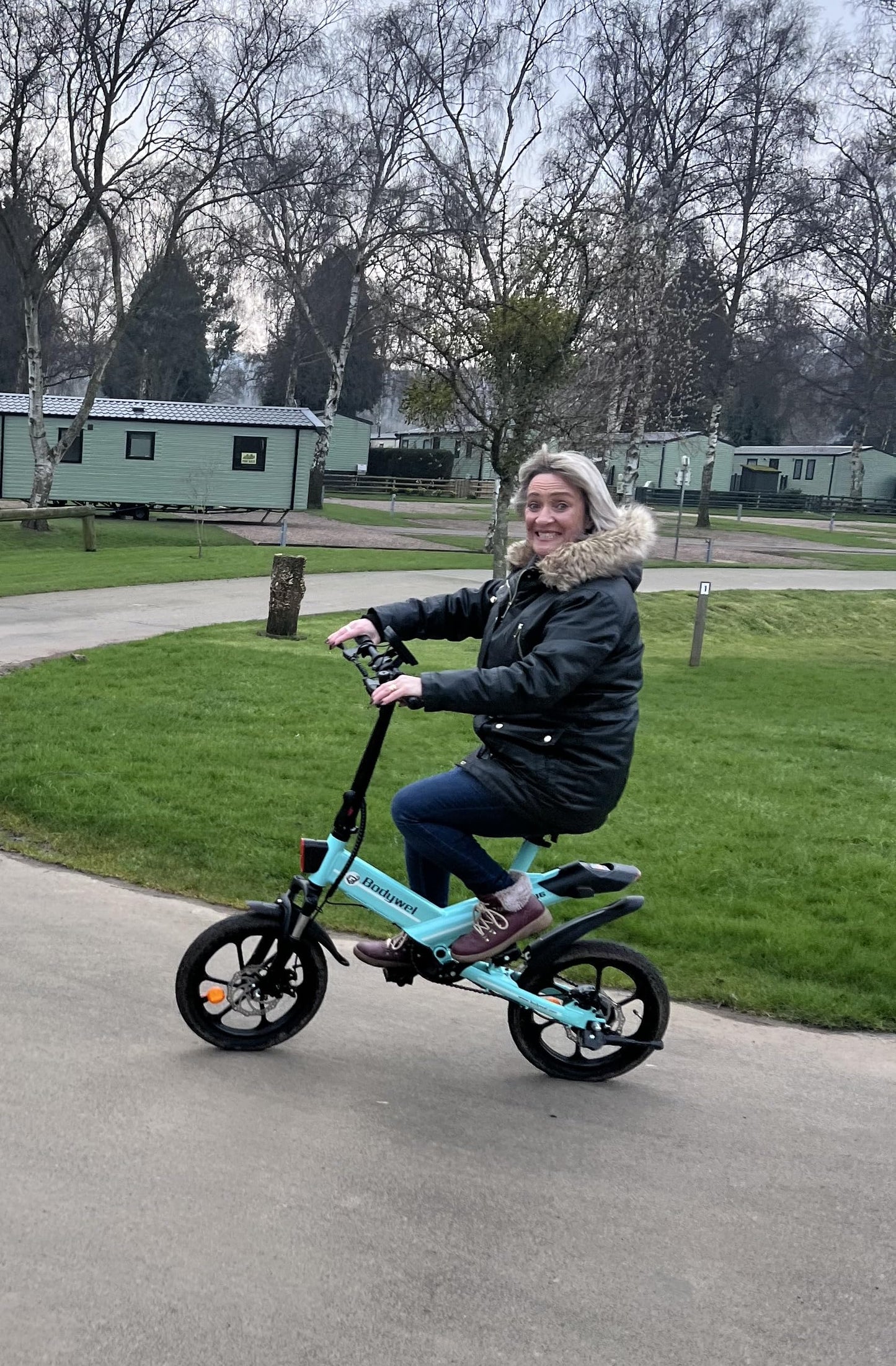 Bodywel T16 Folding Electric Bike, 16" Portable E-bike with 36V/10.4Ah Battery, 250W Motor, Dual Disc Brakes, LED Display, Front Suspension, City Commuter Electric Bicycle for Adults