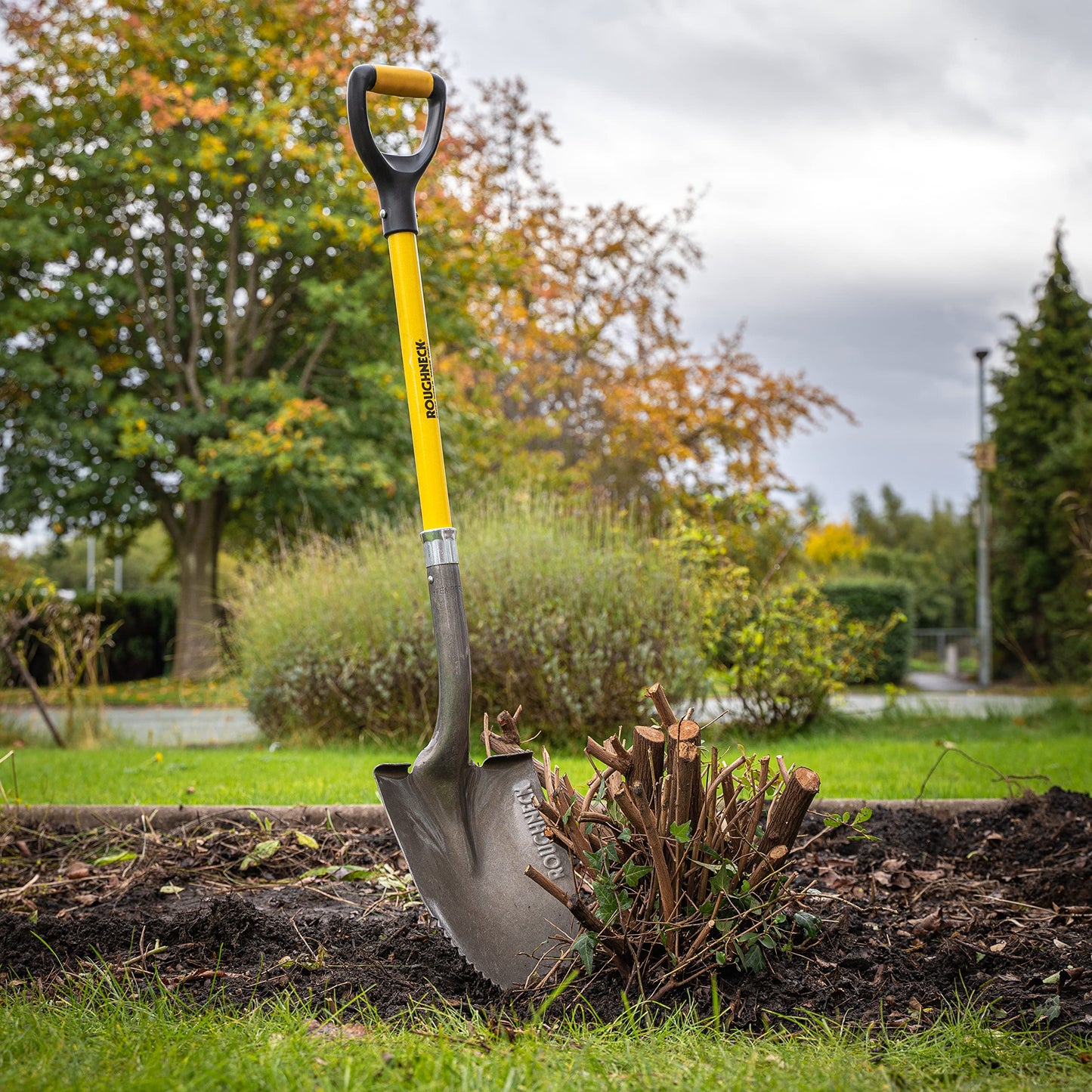 - Roughneck Serrated Edge Shovel 1070mm/42 -