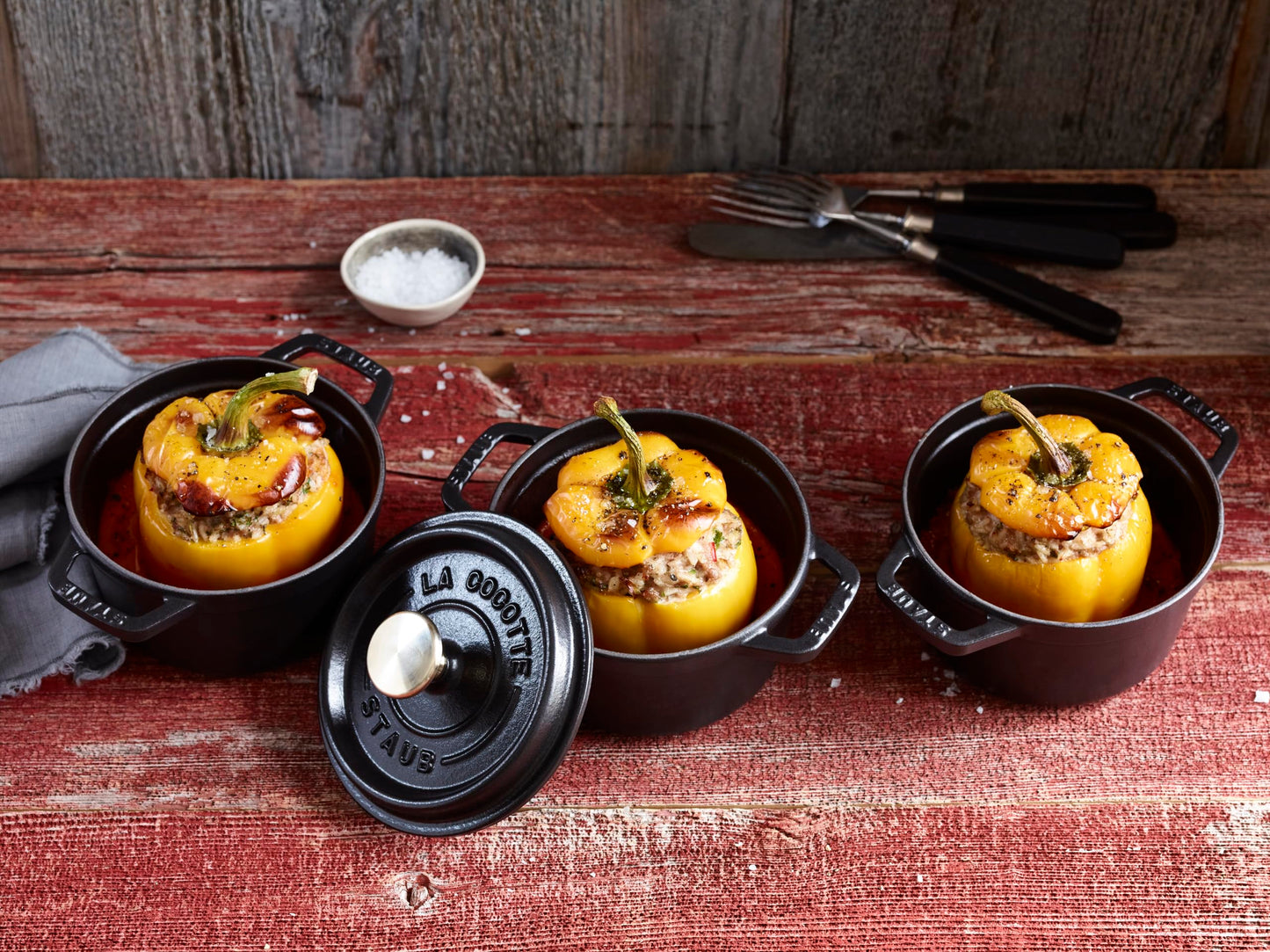 - STAUB Cast Iron Roaster/Cocotte | Round, 14 cm | 0.8 L | Black -