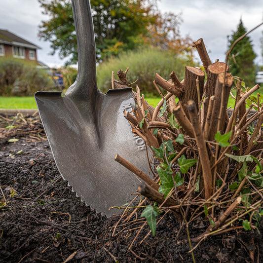 - Roughneck Serrated Edge Shovel 1070mm/42 -