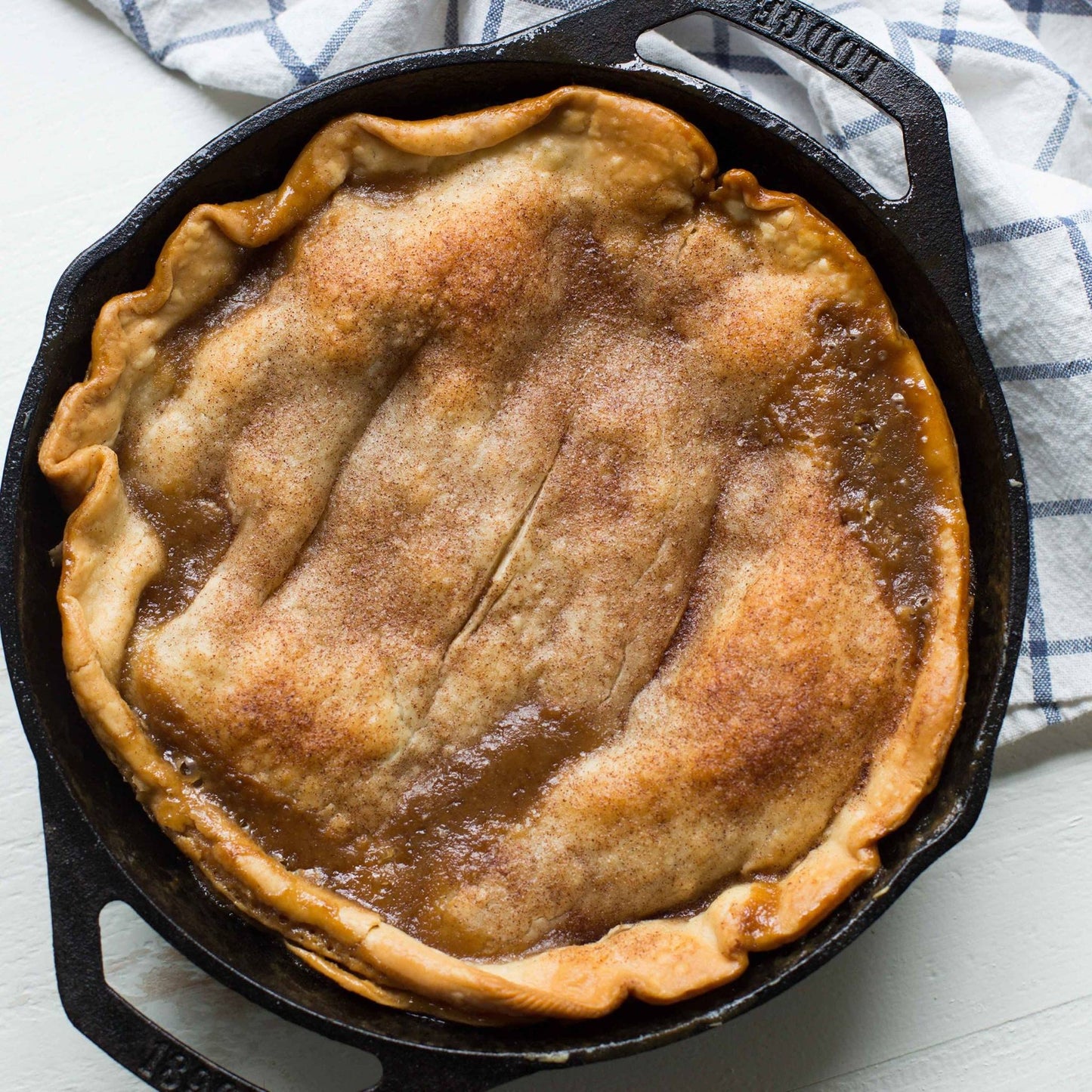 - Lodge L8DD3 4.73 litre / 5 quart Pre-Seasoned Cast Iron Double Dutch Oven -