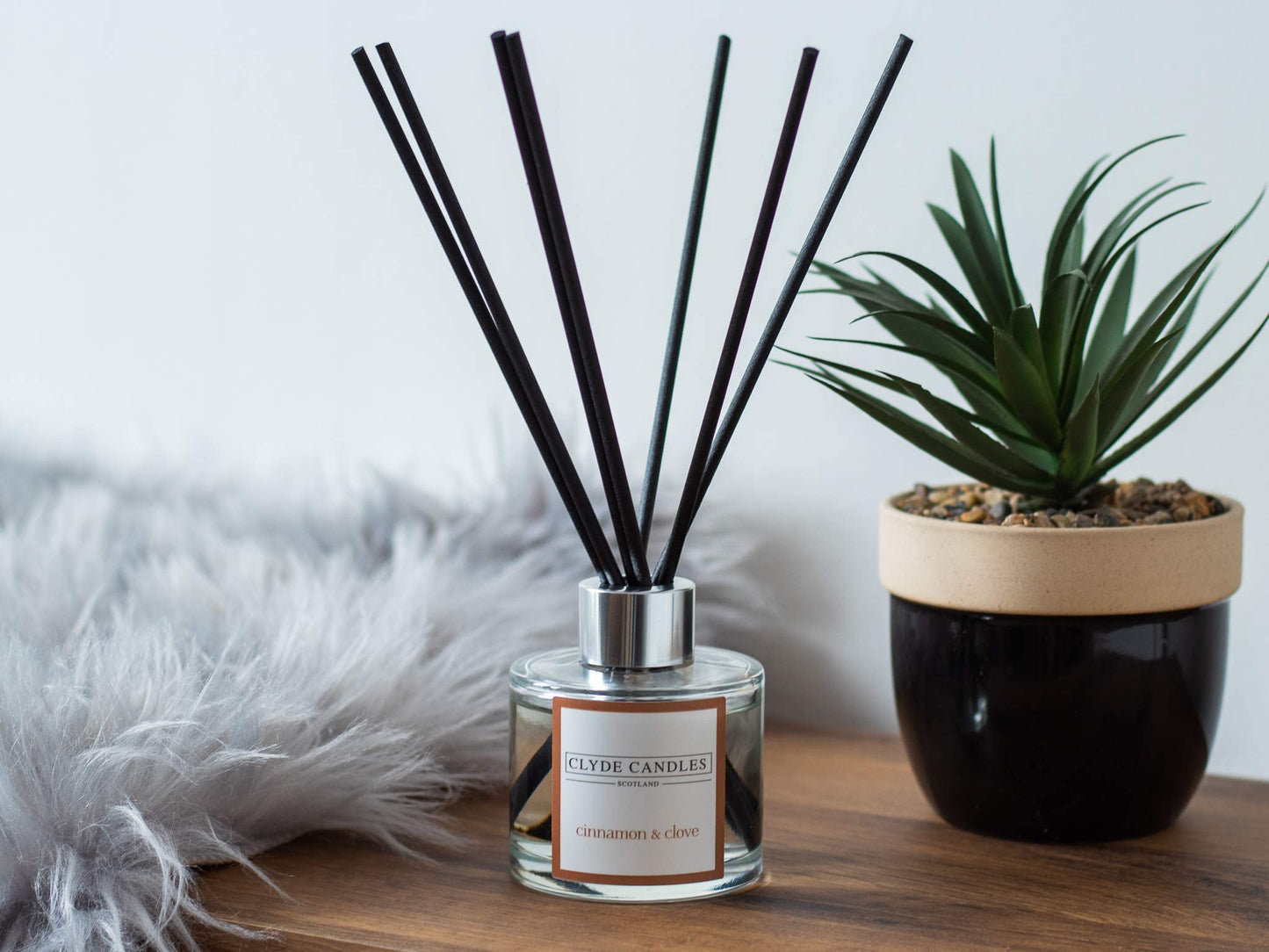 Cinnamon & Clove Reed Diffuser - Clyde Candles, Luxury Diffuser Oil with a Set of 7 Fibre Sticks, 100ml, Best Aroma Scent for Home, Kitchen, Living Room, Bathroom. Fragrance Diffusers set with sticks