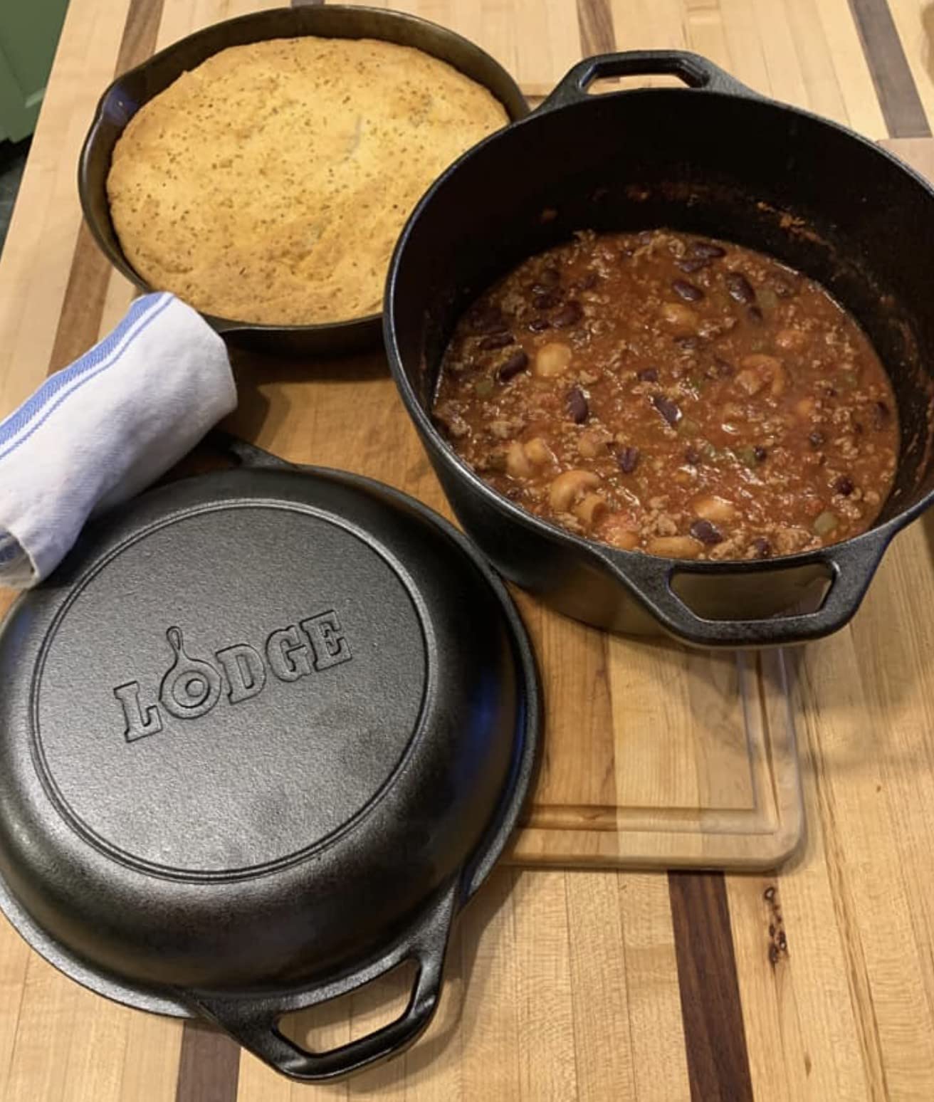 - Lodge L8DD3 4.73 litre / 5 quart Pre-Seasoned Cast Iron Double Dutch Oven -