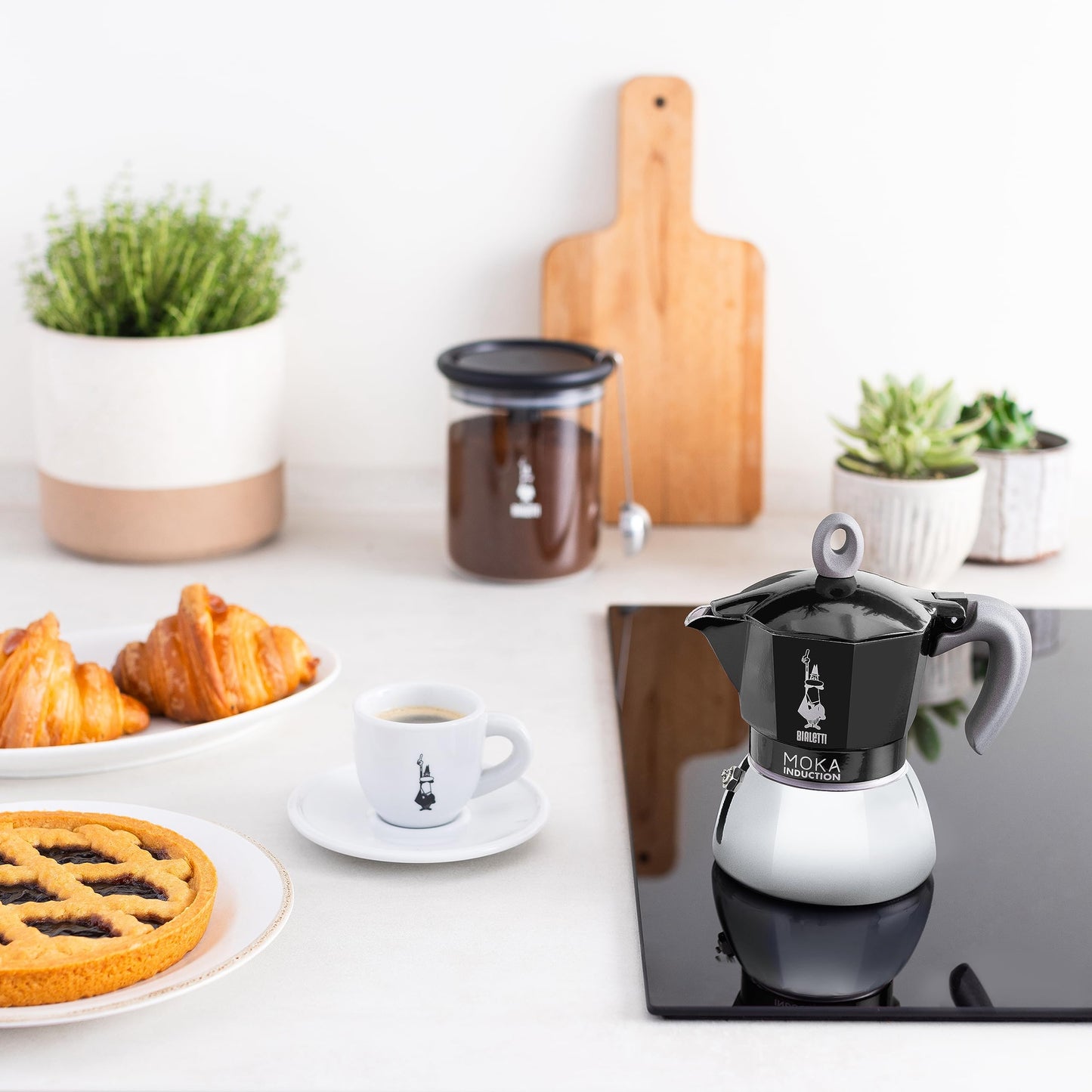 Bialetti - Moka Induction, Moka Pot, Suitable for All Types of Cookers, 4 Cups of Espresso (150ml), Black