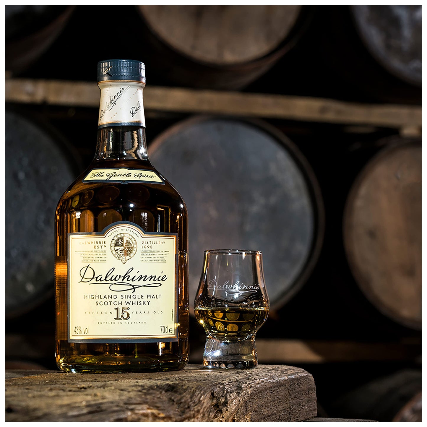 Dalwhinnie 15 Year Old Single Malt Scotch Whisky | 43% vol | 70cl | Highland Whisky | Smooth & Aromatic | Malty Sweet Flavours & Smoky Warmth | Scottish Whisky with Gift Box