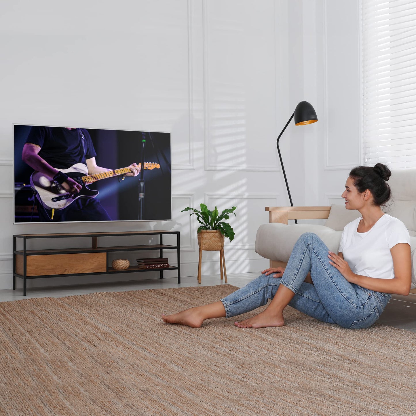 BONTEC TV Wall Bracket with Extra Long Articulated Arm for 32-70 inch up to 60 kg, Universal Long Reach Arm TV Wall Mount with Tilt, Swivel, Rotate, Full Motion TV Wall Mount, Max VESA 400x400mm