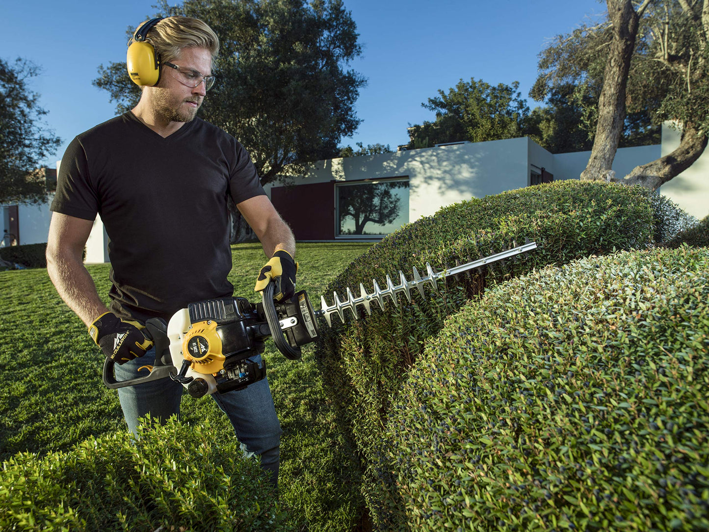 - Mcculloch HT 5622 Petrol Hedge Trimmer | 22 cc | 56 cm Cutting Blade | 22 mm Blade Gap -