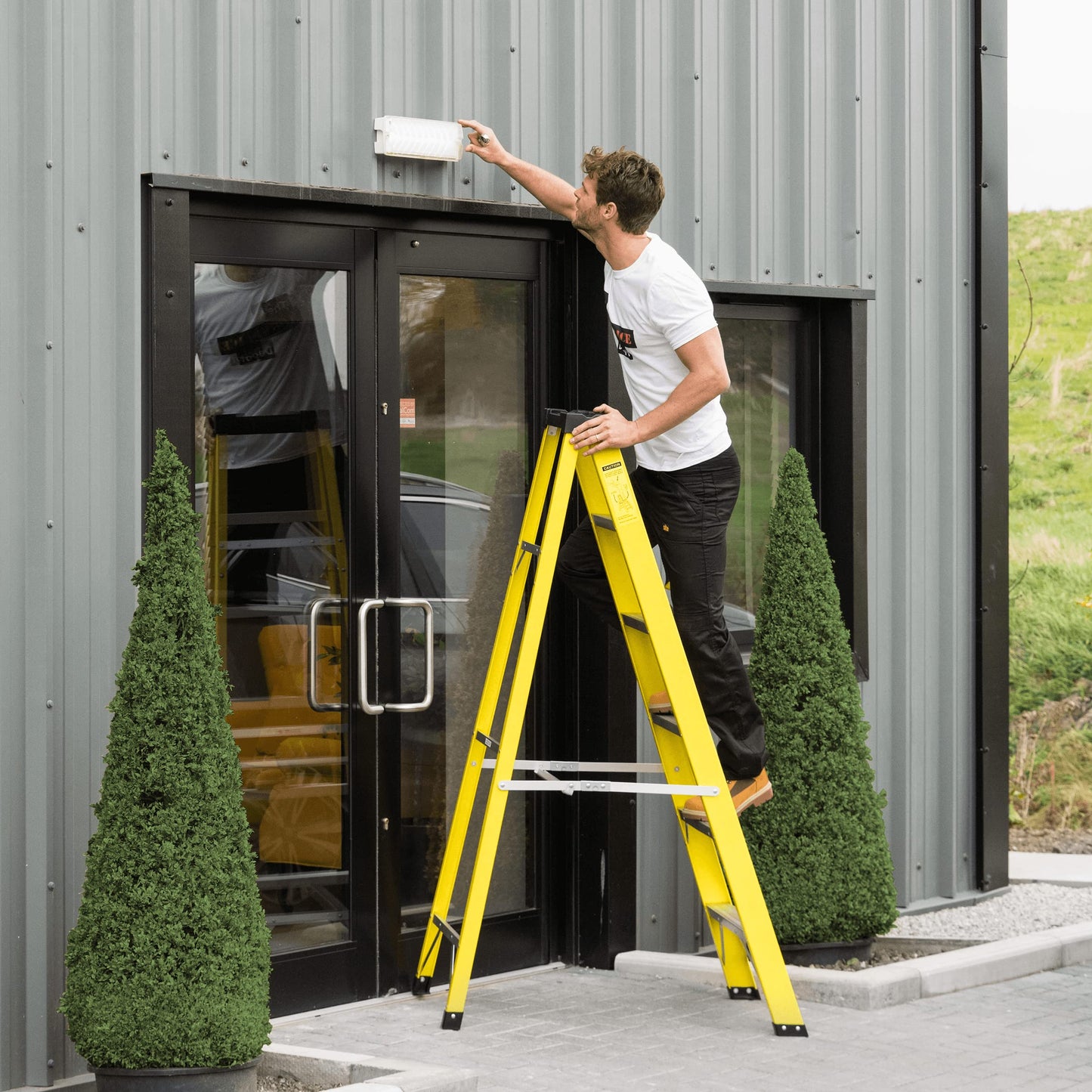 6 Tread Small Fibreglass Step Ladder, Heavy Duty EN131, Weather Proof Stepladder for Painting, Decorating & Electricians