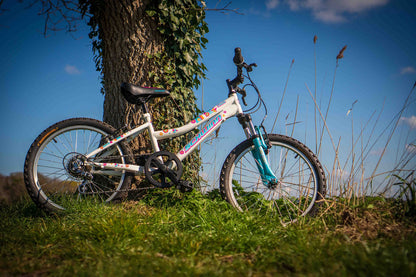 - Schwinn Shade Kids Mountain Bike | 20-Inch Tyres | 12.25-Inch Frame | Front Suspension | 6 Speed Shifters | V-Brakes | Recommended Ages 5 - 8 Years | White -