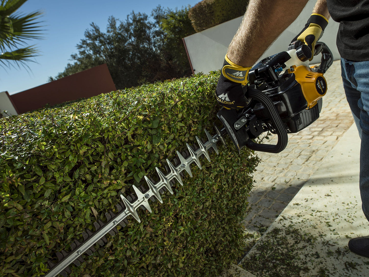 - Mcculloch HT 5622 Petrol Hedge Trimmer | 22 cc | 56 cm Cutting Blade | 22 mm Blade Gap -